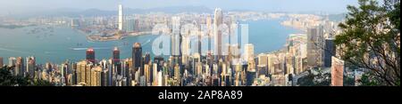Hong Kong - 11 mars 2019 - vue panoramique sur le port Victoria de Hong Kong et le quartier des affaires central animé Banque D'Images