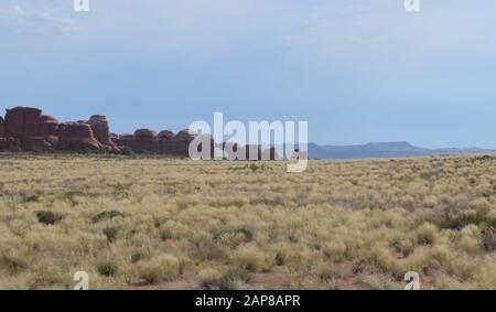 Début De L'Été Dans L'Utah : Vue Partielle De L'Arche Cassée Prise Près De L'Arc De Dune De Sable Dans Le Parc National D'Arches Banque D'Images