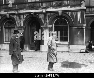 Gouvernement: Description De La Maison: Binnenhof À La Haye. Ouverture de la Chambre des Représentants. Les ministres en route vers la Chambre des Représentants. Le ministre Beel et le premier ministre W. Schermerhorn (à droite) Date : 25 septembre 1945 lieu : la Haye, Zuid-Holland mots clés : Ministres, princessjesdagen Nom personnel : Beel, L.J.M., Schermerhorn, W. Banque D'Images