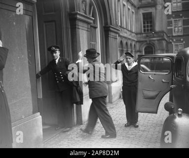 Gouvernement: Description De La Maison: Binnenhof À La Haye. Ouverture de la Chambre des Représentants. Ministre de la Marine J. de Booy Date : 25 septembre 1945 lieu : Binnenhof, La Haye, Zuid-Holland mots clés : Ministres, gouvernement Banque D'Images