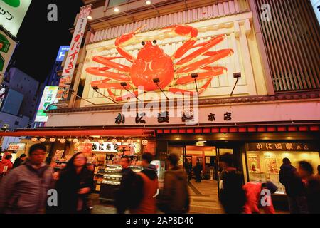 Osaka, Japon - 16 décembre 2019 : Namba-Shinsaibashi-Dotonbori, la célèbre rue commerçante pour faire du shopping et manger dans la ville d'Osaka, au Japon. Banque D'Images