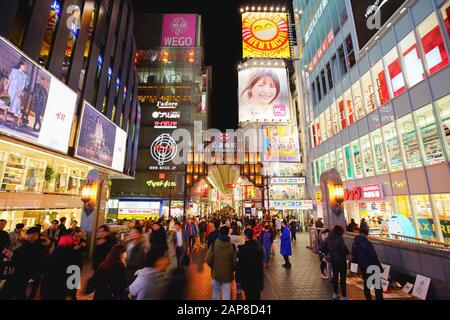 Osaka, Japon - 16 décembre 2019 : Namba-Shinsaibashi-Dotonbori, la célèbre rue commerçante pour faire du shopping et manger dans la ville d'Osaka, au Japon. Banque D'Images