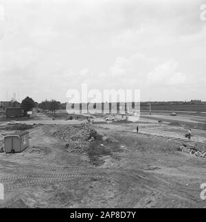 Construction, amélioration, routes, digues, bassin d'épargne, meerveldhovenseweg Date: 1968 mots clés: Construction, digues, bassin d'épargne, amélioration, routes Nom personnel: Meerveldhovenseweg Banque D'Images