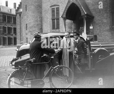 Gouvernement: Description De La Maison: Binnenhof À La Haye. Ouverture de la Chambre des Représentants. Ministre des Affaires sociales W. Drees Date: 25 septembre 1945 lieu: Binnenhof, La Haye, Zuid-Holland mots clés: Ministres, gouvernement Nom personnel: Drees, Willem (sr.) Banque D'Images