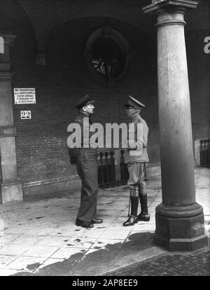 Gouvernement: Description De La Maison: Binnenhof À La Haye. Ouverture de la Chambre des Représentants. Conversation entre un colonel et un général (dans un ancien uniforme) Date : 25 septembre 1945 lieu : Binnenhof, La Haye, Zuid-Holland mots clés : gouvernement Banque D'Images