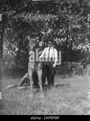 Bereden police Amsterdam 50 ans de tests de dressage. Agent de pilote de police Frank de Kruif avec le cheval Flip Date: 18 juin 1950 lieu: Amsterdam, Noord-Holland mots clés: Chevaux, police Nom du personnage: Flip, Kruif Frank de Banque D'Images