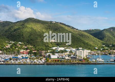 Road Town, Îles Vierges Britanniques - 16 Décembre 2018 : Littoral Le Long D'Une Ville Routière À Tortola, Iles Vierges Britanniques. Les collines boisées au-dessus de la route Banque D'Images