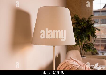 Lampadaire élégant sur fond blanc. Idée de design intérieur Banque D'Images
