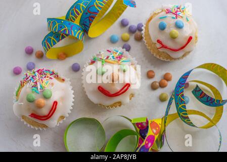 muffins au clown de carnaval décorés de lentilles au chocolat multicolore Banque D'Images