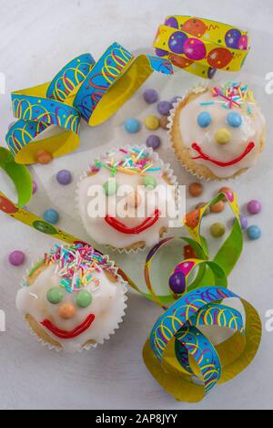 muffins au clown de carnaval décorés de lentilles au chocolat multicolore Banque D'Images