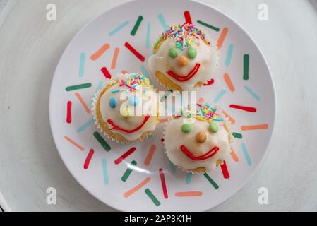 muffins au clown de carnaval décorés de lentilles au chocolat multicolore Banque D'Images