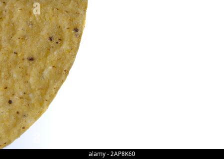 Macro image de l'arête une coque taco dure sur un fond blanc Banque D'Images