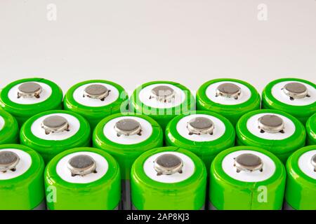 Groupe de batteries rechargeables haute capacité sur fond blanc Banque D'Images
