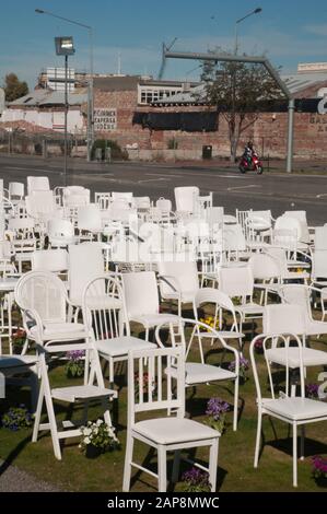 185 chaises vides (185 chaises blanches ou 185 chaises blanches vides) est un mémorial non officiel pour les victimes du séisme de 2011 à Christchurch NZ Banque D'Images