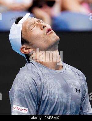 Melbourne, Australie. 22 janvier 2020. TATSUMA ITO (JPN) en action contre la 2ème graine NOVAK DJOKOVIC (SRB) sur Rod laver Arena dans un Match De la 2ème ronde des Célibataires pour les femmes le jour 3 de l'Open d'Australie 2020 à Melbourne, en Australie. Sydney Low/Cal Sport Media. Djokovic a gagné 61 64 62. Crédit: Csm/Alay Live News Banque D'Images