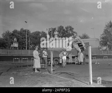 Athlétisme, saut en hauteur. Fanny Blankers-Koen pendant les enregistrements télévisés Date: 1 octobre 1950 mots clés: Athlétisme, athlétisme, sports, télévision Nom personnel: Blankers-Koen, Fanny Banque D'Images