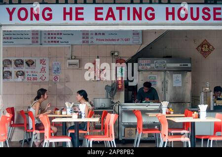 Deux femmes amis dînent dans un café de Geylang Road, à Singapour Banque D'Images