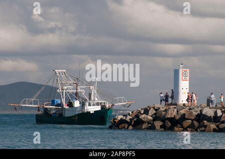 Un chalutier pêcheur approche le Spit lorsqu'il retourne au port de Mooloolaba sur la Sunshine Coast, Queensland, Australie Banque D'Images