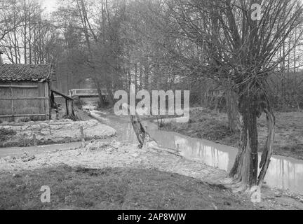 Près de huize voorwait Date: Non daté mots clés: Nettoyage des eaux usées, pollutions, manutention des déchets urbains Nom personnel: Voorstondense brook Banque D'Images