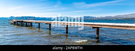 Le lac Tahoe, dans le Nevada et la Californie, panorama d'un ponton pour l'amarrage des bateaux en hiver Banque D'Images