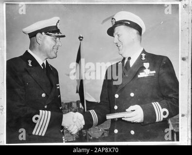 De Hr. Mme Dan. Crevettes en Australie. Quitté le commandant de la crevette, capitaine en mer F. Tribe Date: 1945 lieu: Australie mots clés: Marine, officiers, seconde Guerre mondiale Nom personnel: Tribu, F. Banque D'Images