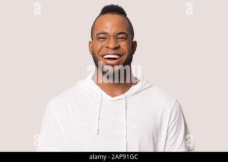 Happy black jeune homme rire isolé sur fond gris Banque D'Images