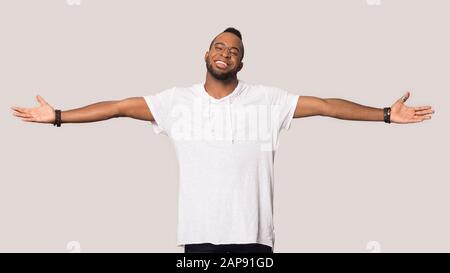 Smiling black stretch homme révèlent de grandes mains sales Banque D'Images