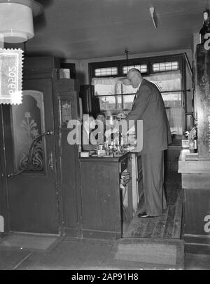 Albert J. Kramer, le plus grand homme au monde (2,42 m) dans son café au coin de Sloterkade et Theophile de Bockstraat à Amsterdam Date: 20 janvier 1955 lieu: Amsterdam, Noord-Holland mots clés: Cafés, restauration, hauteur, hommes Nom personnel: Kramer, A.J. Banque D'Images