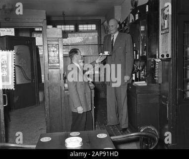 Albert J. Kramer, le plus grand homme au monde (2,42 m) dans son café à l'angle de Sloterkade et Theophile de Bockstraat à Amsterdam [a quitté son beau-frère] Date: 20 janvier 1955 lieu: Amsterdam, Noord-Holland mots clés: Cafés, restauration, hauteur, hommes Nom personnel: Kramer, A.J. Banque D'Images