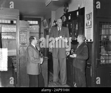 Albert J. Kramer, le plus grand homme au monde (2,42 m) dans son café à l'angle de Sloterkade et Theophile de Bockstraat à Amsterdam [a quitté son beau-frère, à droite de sa femme] Date: 20 janvier 1955 lieu: Amsterdam, Noord-Holland mots clés: Cafés, restauration, hauteur, hommes, femme Nom personnel: Kramer, A.J. Banque D'Images