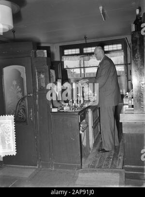 Albert J. Kramer, le plus grand homme au monde (2,42 m) dans son café au coin de Sloterkade et Theophile de Bockstraat à Amsterdam Date: 20 janvier 1955 lieu: Amsterdam, Noord-Holland mots clés: Cafés, restauration, hauteur, hommes Nom personnel: Kramer, A.J. Banque D'Images