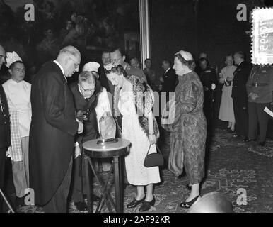 Visitez Swedish Royal Paar Amsterdam, deuxième jour, apprenti pâtisserie magasins du Palais Date: 27 avril 1955 lieu: Amsterdam, Noord-Holland mots clés: BANKEKERS, visites, King paires, palais Banque D'Images