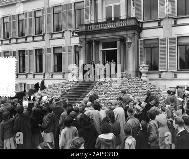 Koninginnedag 1956 Description: Defilé langs paleis Soestdijk à l'occasion de l'anniversaire de la reine Juliana Date: 30 avril 1956 lieu: Soestdijk, Utrecht mots clés: Defilés, reine, anniversaires Banque D'Images