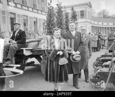 Koninginnedag 1956 Description: Defilé langs paleis Soestdijk à l'occasion de l'anniversaire de la reine Juliana Date: 30 avril 1956 lieu: Soestdijk, Utrecht mots clés: Defilés, reine, anniversaires Banque D'Images