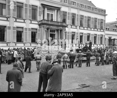 Koninginnedag 1956 Description: Defilé langs paleis Soestdijk à l'occasion de l'anniversaire de la reine Juliana Date: 30 avril 1956 lieu: Soestdijk, Utrecht mots clés: Defilés, reine, anniversaires Banque D'Images