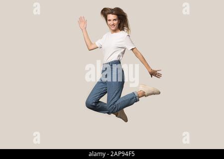 Jeune femme active haut saut posing in studio Banque D'Images