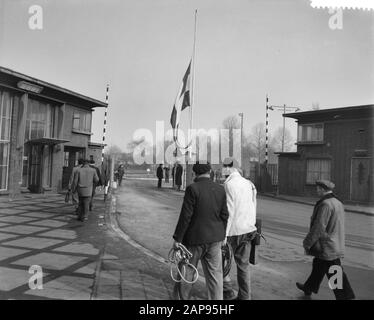 Le drapeau est suspendu en demi-mât à la mine d'état Hendrik à Brunssum Date: 4 mars 1958 lieu: Brunssum mots clés: Mines Personname: Hendrik Banque D'Images