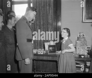 Offrir des cadeaux pour la princesse Marijke Date: 18 février 1958 mots clés: Offres, CADEAUX Nom de personne: Marijke, princesse Banque D'Images