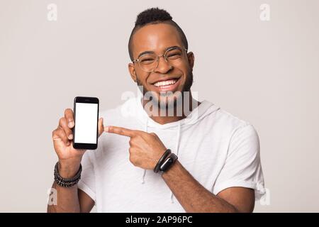 Smiling black man regarder au point de l'appareil photo de l'écran du smartphone Banque D'Images