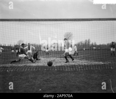 ADO contre Ajax, v.l.n.n. Jansen, Snoeks, Kok, Right Timmermans, second but réalisé par Snoeks Date : 26 décembre 1958 mots clés : sport, football Banque D'Images