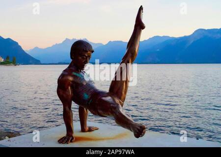 Statue de Li Ning 'le prince de la gymnastique' de Sébastien Gouezigoux. Lac Léman, Montreux, Canton Vaud, Suisse. Banque D'Images