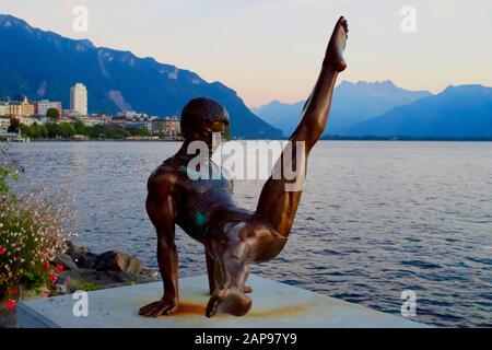 Statue de Li Ning 'le prince de la gymnastique' de Sébastien Gouezigoux. Lac Léman, Montreux, Canton Vaud, Suisse. Banque D'Images