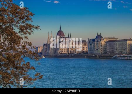 Belle vue panoramique de Budapest avec le Parlement et le quai du Danube en Hongrie Banque D'Images