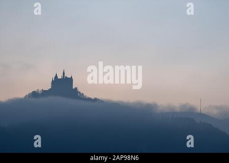 Bisingen, Allemagne. 22 janvier 2020. Le brouillard s'élève devant le château de Hohenzollern. Crédit: Sebastian Gollnow/Dpa/Alay Live News Banque D'Images