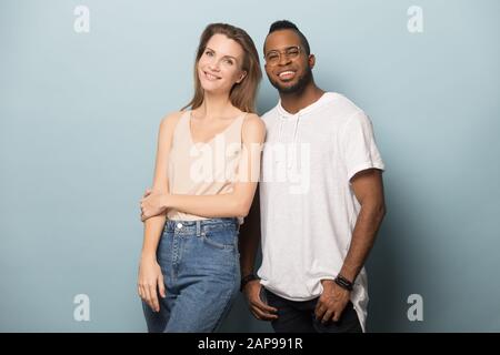 Heureux couple multiracial caméra regarde posing together Banque D'Images