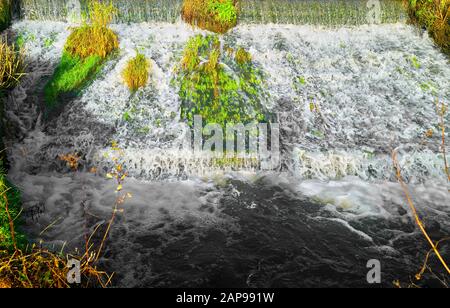 Émir ensoleillé sur la rivière Wye à côté du moulin de Caulwet dans le village de Rowsley, Peak district, Angleterre, sur une eau ensoleillée d'hiver Banque D'Images