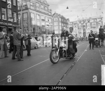 Barrage tot barrage course, premier jour, [motocycliste avec passager, chemins de fer néerlandais à Utrecht] Annotation: Le 27 août 1959 la toute première course DE BARRAGE a été tenue. L'événement a été une initiative des municipalités d'Amsterdam et de Zaandam comme une manifestation ludique contre le manque de connexion entre Amsterdam et Zaandam. Ils voulaient faire pression sur le gouvernement pour qu'il réalise le Coentunnel rapidement. Les participants ont dû prendre une route du barrage de Zaanse au barrage d'Amsterdam, dans laquelle tous les navires et navires possibles ont été autorisés. De nombreuses personnalités importantes ont participé à la course, comme la chanteuse Teddy Scholten Banque D'Images