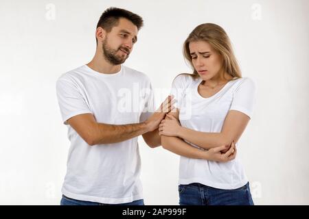 guy calme la jeune fille incriminée. couple s'est fait valoir et se ressentit les uns les autres. Banque D'Images