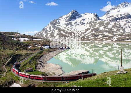 Train rouge - Bernina Pass (CH) Banque D'Images