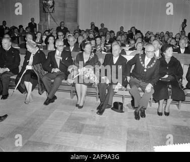 La reine Juliana visite Rotterdam Description: Visite de la rue Laurenskerk; sur la première ligne à l'extrême gauche m.. K.P. van der Mandele, deuxième maire de droite Van Walsum de Rotterdam Date: 24 octobre 1959 lieu: Rotterdam, Zuid-Holland mots clés: Visites, maires, églises, reines Nom personnel: Juliana (Reine Pays-Bas), Mandele, K.P. van der, Walsum, G.E. de Institutionname: Sint-Laurenskerskerk Banque D'Images